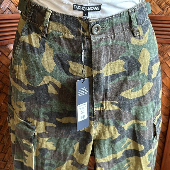 NWT FashionNova Cadet Kim Oversized Camouflage Pants (Medium) - BRAND NEW - Picture 2 of 9